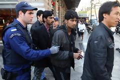 Σε εξέλιξη η γιγαντιαία επιχείρηση σκούπα στο κέντρο της Αθήνας