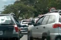 VIDEO: Όταν άνδρας μοτοσυκλετιστής εκνευρίζεται με γυναίκα οδηγό...
