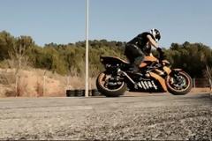 VIDEO: Κόλπα με μηχανή!!