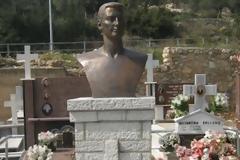 Έβγαλαν την προτομή του Αριστοτέλη Γκούμα από την εκκλησία και την έβαλαν στον τάφο του