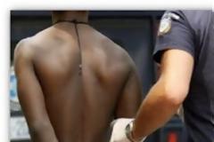 Δάγκωσε και έκοψε το δάχτυλο αστυνομικού που πήγε να ελέγξει τα χαρτιά του