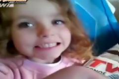 Ένα μικρό αγγελούδι που ακόμα δεν έχει μάθει τι εστί 