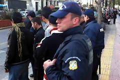ΕΛ.ΑΣ.: 415 προσαγωγές,15 συλλήψεις κι ένα κομμένο δάχτυλο αστυνομικού στην επιχείρηση “σκούπα”