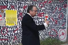 Διορθώνει τα graffiti στις σχολές ο κ. Μπαμπινιώτης