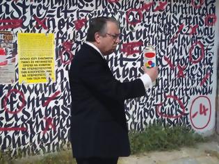 Φωτογραφία για Διορθώνει τα graffiti στις σχολές ο κ. Μπαμπινιώτης