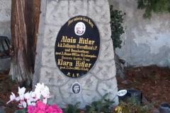 Χωρίς ταφόπλακα οι γονείς του Χίτλερ!