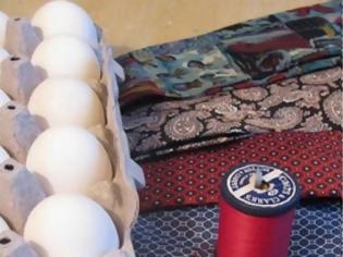 Φωτογραφία για ΔΕΙΤΕ: Εύκολος τρόπος για να βάψετε τα Πασχαλινά αυγά