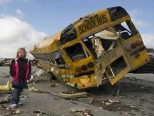 Φωτογραφία για Ανεμοστρόβιλος χτυπά σχολικό λεωφορείο! [video]