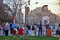 Αναγνώστρια δυσανασχετεί με την εικόνα που αντικρίζουν τουρίστες στο μνημείο της Ροτόντας