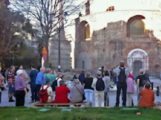 Φωτογραφία για Αναγνώστρια δυσανασχετεί με την εικόνα που αντικρίζουν τουρίστες στο μνημείο της Ροτόντας