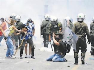 Φωτογραφία για Προπόνηση σύγκρουσης, με αστυνομικούς ντυμένους αναρχικούς - Ντύθηκαν αντιεξουσιαστές και επιτέθηκαν σε προσομοίωση στους συναδέλφους τους