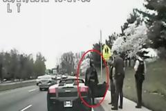 VIDEO: Ο... Batman παραλίγο να «φάει» κλήση από την τροχαία!