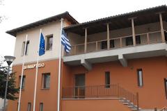 Πολιορκείται από κόσμο το Δημαρχείο Ιερισσού – ΜΑΤ μέσα κι έξω