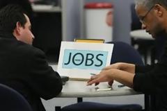Ακυρώνεται η βοήθεια σε χιλιάδες απολυμένους