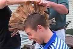 Έχετε ξαναδεί κούρεμα με... πριόνι; (video)