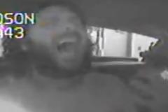 VIDEO: Ο μεθυσμένος που έκανε καντάδα σε περιπολικό που τον συνέλαβε!