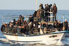 Ακυβέρνητο σκάφος με παράνομους μετανάστες στο βόρειο Ιόνιο
