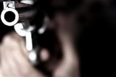 Ληστής στη Θεσσαλονίκη έφυγε από τη τράπεζα παίρνοντας μαζί λεφτά και μια... γυναίκα!