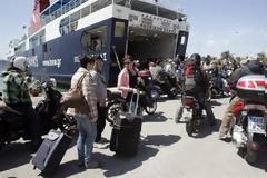 Οι μισθοί μειώνονται ,οι εφοπλιστές αυξάνουν τα εισιτήρια.