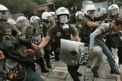 Οι αστυνομικοί «ντύθηκαν» αναρχικοί και συγκρούστηκαν με τα ΜΑΤ