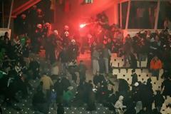 Οι Έλληνες πληρώνουν χρυσά τα επεισόδια στα γήπεδα