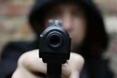 Ληστής τράπεζας στη Θεσσαλονίκη εκτός από λεφτά πήρε μαζί του και την υποδιευθύντρια!