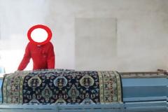 Βγήκε να τινάξει τα χαλιά της γειτόνισσας και βρήκε τραγικό θάνατο!