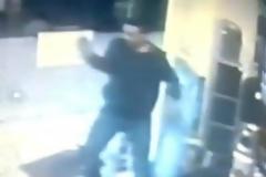 VIDEO: Είσοδος μεταναστών σε κατάστημα της Πάτρας με μπουνιές και κλωτσιές!