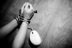 Συλλαμβάνουν χρήστες του internet για να το 