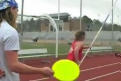 VIDEO: Επικό πιάσιμο Frisbee κάνοντας επί κοντώ!