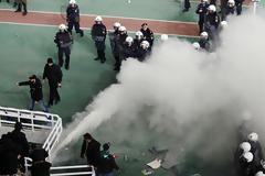 Οι Έλληνες πληρώνουν χρυσά τα επεισόδια στα γήπεδα