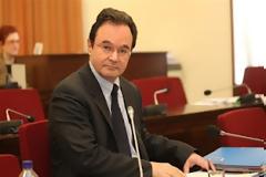 Μια φαρσοκωμωδία…