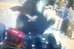 ΒΙΝΤΕΟ: Μπουνιές μεταξύ δύο μεταναστών σε κατάστημα της Πάτρας