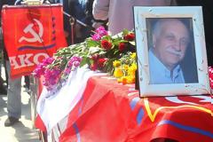 Υπό τους ήχους της Διεθνούς κηδεύτηκε ο  Μπανιάς...