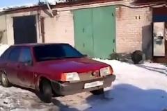 Το βλέπετε αυτό το Lada; Δεν πάει με τίποτα ο νου σας το τί πρόκειται να πάθει! [video]