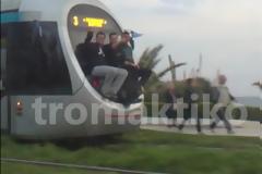 Σοκάρει το βίντεο από νεαρούς που κρέμονται από τραμ!  [video]