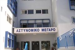 Ανήλικος κλέφτης με δύο ενήλικους επιτέθηκαν κατά αστυνομικού. Απίστευτο περιστατικό στα Χανιά