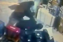 ΒΙΝΤΕΟ: ΞΥΛΟ ΑΠΟ ΛΑΘΡΟΜΕΤΑΝΑΣΤΕΣ ΜΕΣΑ ΣΕ ΜΑΓΑΖΙ ΣΤΗΝ ΠΑΤΡΑ