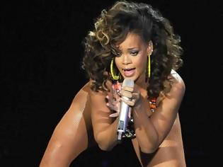 Φωτογραφία για την ώρα της συναυλίας φωτογραφίζει τον πισινό της Rihanna ( Photo )