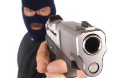 Αλλοδαποί ληστές σημάδευαν με όπλο στο κεφάλι τη 15χρονη κόρη μου! (Βίντεο μαρτυρία)