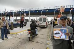 Η κυβέρνηση απειλεί με φυλάκιση όσους ανοίγουν τις μπάρες στα διόδια, κι αυτοί.... τους έγραψαν!
