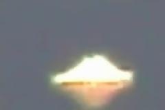 Εκπληκτικό UFO μετατρέπεται σε αεροπλάνο (video)