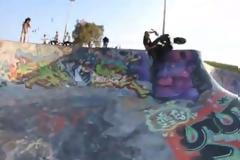 Δείτε τί κάνει αυτός ο τυπάς με το scooter του! (VID)