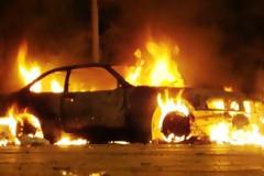 Τέσσερα αυτοκίνητα τυλίχτηκαν στις φλόγες από εμπρηστική επίθεση