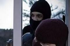 Ληστές με κουκούλες και καλάσνικοφ ξυλοκόπησαν οικογένεια [ΒΙΝΤΕΟ]