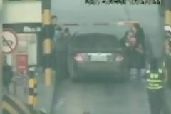 ΣΟΚΑΡΙΣΤΙΚΟ VIDEO: Ένοπλος κατέβασε οικογένεια από το αμάξι για να το κλέψει