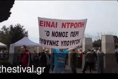 BINTEO: Δρομέας σήκωσε πανό κατά του πολιτικού συστήματος πριν τερματίσει