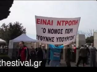 Φωτογραφία για BINTEO: Δρομέας σήκωσε πανό κατά του πολιτικού συστήματος πριν τερματίσει