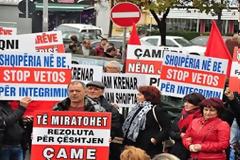 Τίρανα: Διαμαρτυρία αλβανοτσάμηδων έξω απ' την Ελληνική Πρεσβεία