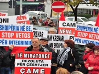 Φωτογραφία για Τίρανα: Διαμαρτυρία αλβανοτσάμηδων έξω απ' την Ελληνική Πρεσβεία